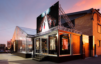 telebimy mobilne przed budynkiem