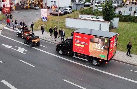 samochód z telebimem LED.jpg