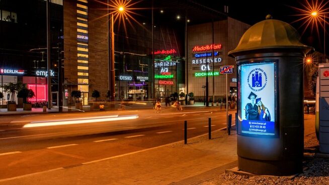 Słup reklamowy LCD Kraków Pawia.jpg