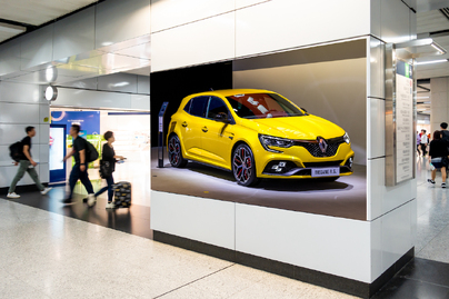 Billboardy na stacjach Metro Świętokrzyska.jpg