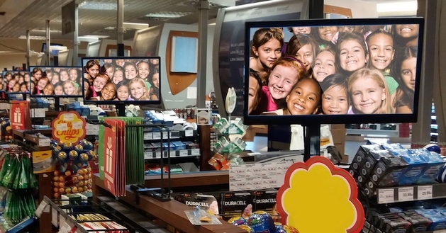 reklama przy kasach 800x600.jpg