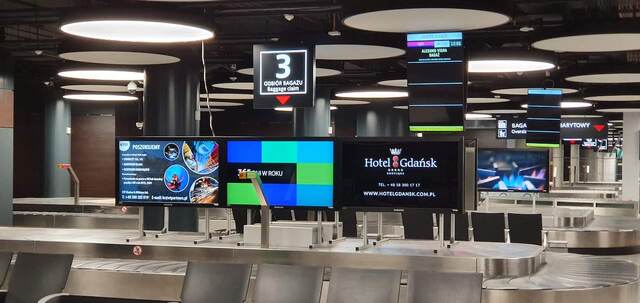 Ekrany LCD przy taśmach bagażowych .jpg