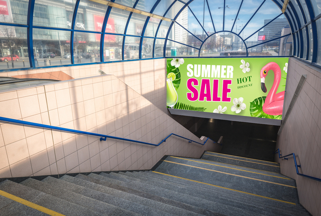 Reklama przy wejściu do metra Centrum, przy schodach.jpg