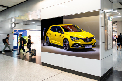 Billboardy na stacjach Metro Świętokrzyska.jpg