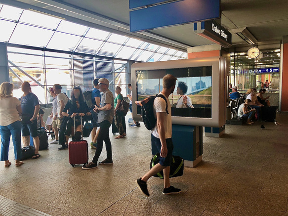 Reklama na peronach.jpeg