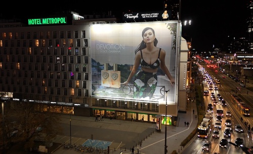 Reklama na budynku Warszawa Marszałkowska Jerolzolimskie.jpg